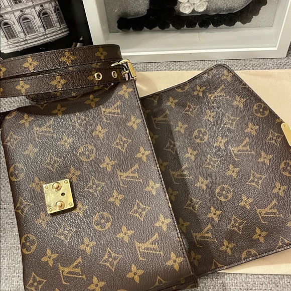 Louis Vuitton Pochette Métis Monogram Canvas - Picture 8 of 9